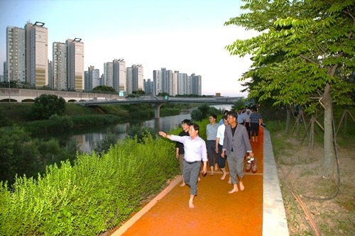 (0711)[정책기획과]왕숙천 테마정원 완공…주광덕 시장, 맨발로 시민과 걸으며 도심 속 힐링 공간 점검(사진1).jpg