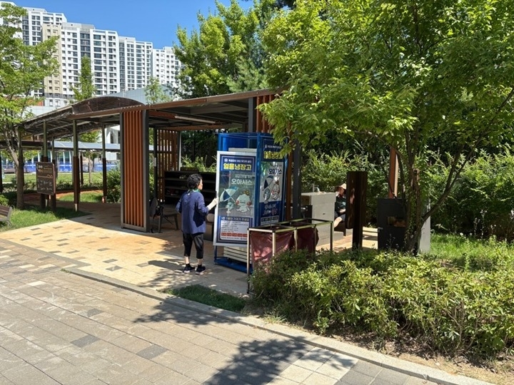 (사진)하남시, 감일동에 ‘얼음냉장고’ 추가 설치… “시원한 생수로 건강 지켜요”.jpg