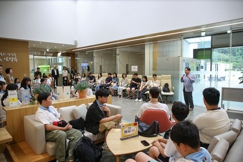 (0721)[행정지원과]주광덕 남양주시장, 세계로 나아가는 청소년 국제교류단 출국 환송(사진2).JPG