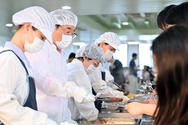 (사진1)이현재 하남시장, 하남고 석식 지원 현장 방문… 직접 배식하며 수험생 응원.jpg