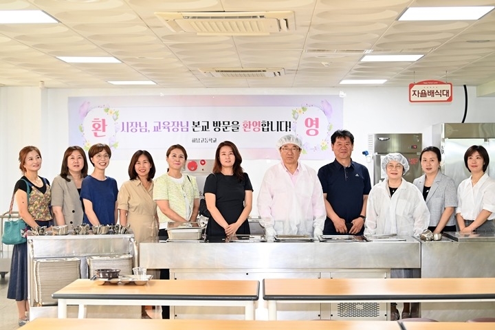 (사진2)이현재 하남시장, 하남고 석식 지원 현장 방문… 직접 배식하며 수험생 응원.jpg