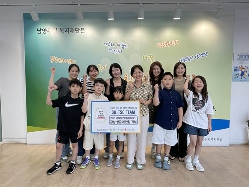 (0728)[복지정책과]2025 세계창의력올림피아드 참가 학생, 남양주시복지재단에 상금 전액 기부.jpg