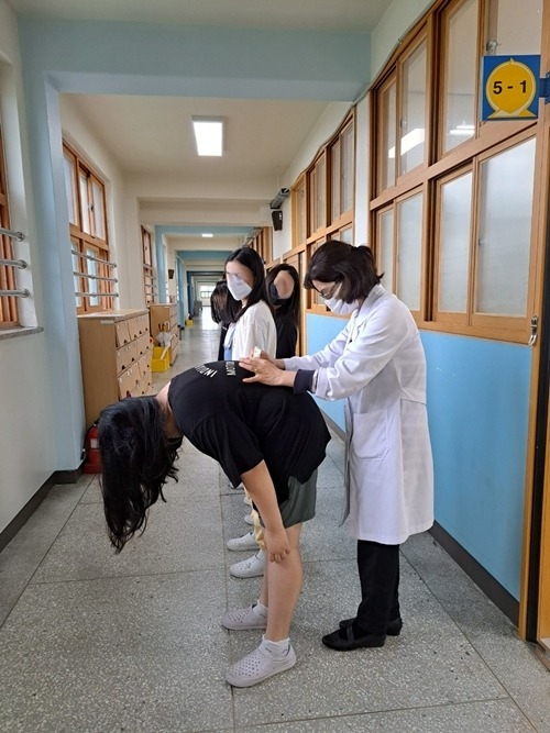 (0728)[동부보건소 건강증진과]남양주시 동부보건소, 척추측만증 유소견 초등학생 대상 여름방학 운동프로그램 운영(등심대 검사).jpg