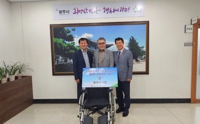 도척농협, 광주시 도척면에 휠체어 5대 기탁…교통약자 이동편의 도모.jpg width: 100%; height : 150px