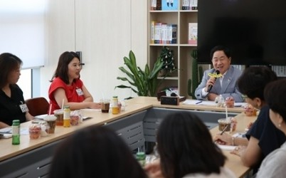 (0708)[미래교육과]주광덕 남양주시장, 고교 학부모회장단과 ‘라이브 토크’ 개최(사진2).jpg width: 100%; height : 150px