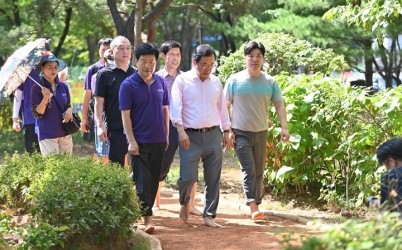 (사진1)하남시, 15개소 ‘흙향기 맨발길’ 개장… 걷기 좋은 도시 한 걸음 더.jpg width: 100%; height : 150px