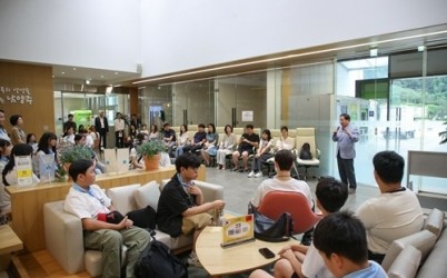 (0721)[행정지원과]주광덕 남양주시장, 세계로 나아가는 청소년 국제교류단 출국 환송(사진2).JPG width: 100%; height : 150px