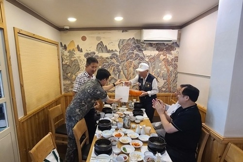 (0807)[다산2동]남양주시 다산2동 방위협의회, 참전유공자 위안행사 개최(기념품전달).jpg
