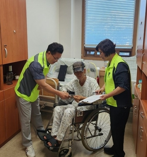 (0813)[화도읍 복지지원과]남양주시 화도읍, 요양시설 어르신께 민생회복 소비쿠폰 전달(사진).jpg
