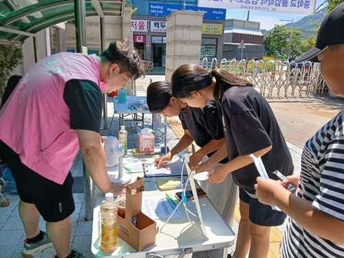 (0814)[청년정책과]남양주시, 검정고시 현장서 청소년 격려(사진).jpg