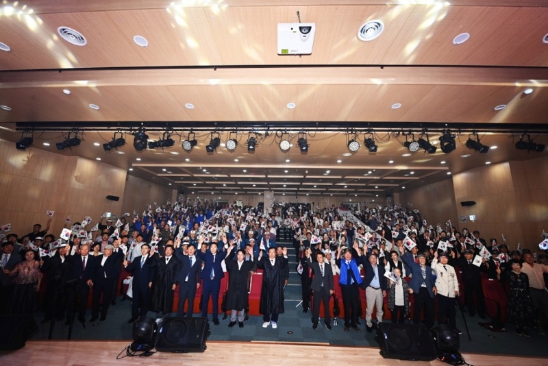 (사진2)하남시 제80주년 광복절 기념식 개최… 세대를 잇는 음악으로 광복의 의미 되새겨.jpg