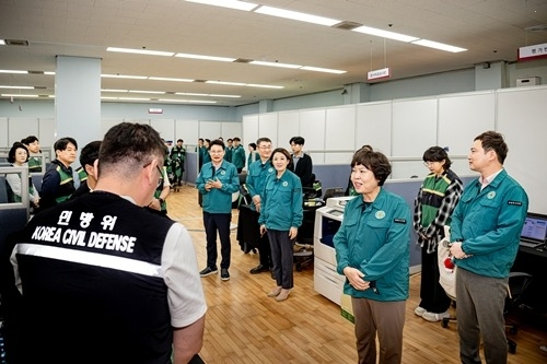 (사진2)남양주시의회, 2025 을지연습 충무종합상황실 찾아 근무자 격려.jpg