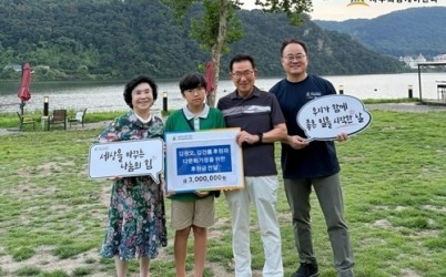 (0813)[복지정책과]남양주시 김광오 가족, 다문화가족 여름 나들이 위해 후원금 300만 원 기탁(사진).jpg