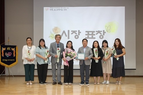 (0901)[장애인복지과]주광덕 남양주시장, 두레울 창립 10주년 축하(사진2).JPG