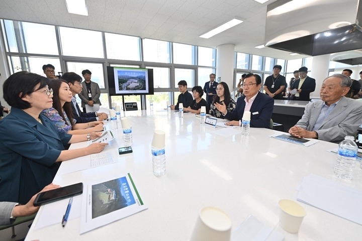 (사진2)이현재 하남시장의 ‘1호 결재’, (가칭)미사5중(교명선정 한홀중) 신설로 결실…“내년 3월 개교 차질없게”.jpg