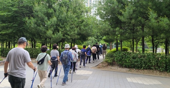 (사진1)하남시, 신장동에서 60세 이상 대상 ‘하남 88 워킹 2기’ 운영.jpg