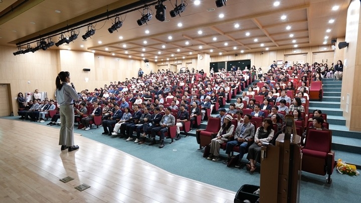 (사진3)하남시  10월 월례회의 개최…이관옥 싱가포르 국립대 교수 특강 '하남시 도약 이끄는 미래 전략' 만든다.jpg