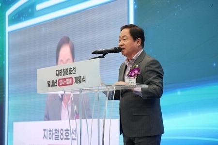 (0926)[홍보담당관]주광덕 남양주시장, 2025 대한민국 지방자치행정대상 수상(사진1).JPG