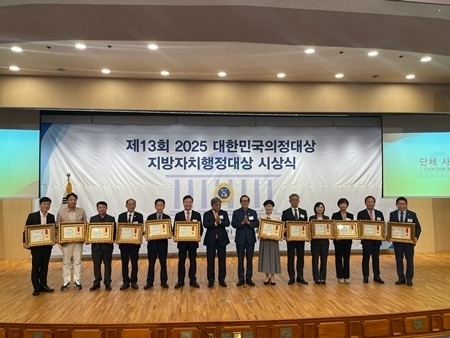 (0926)[홍보담당관]주광덕 남양주시장, 2025 대한민국 지방자치행정대상 수상(사진3).jpg