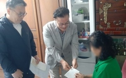 (0918)[화도읍 복지지원과]남양주시 화도읍, 추석 앞두고 화도교회 후원금과 함께 따뜻한 나눔 실천(전달사진).jpg width: 100%; height : 150px