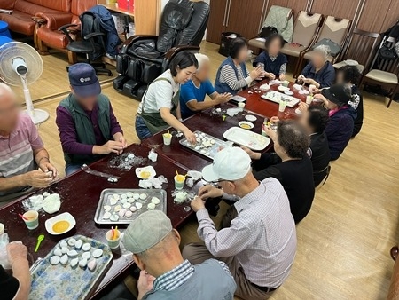 (1001)[남양주보건소 건강증진과]남양주시 치매안심센터, 추석맞이 치매안심마을 어르신들과 오색송편 빚기 진행(사진1).jpg