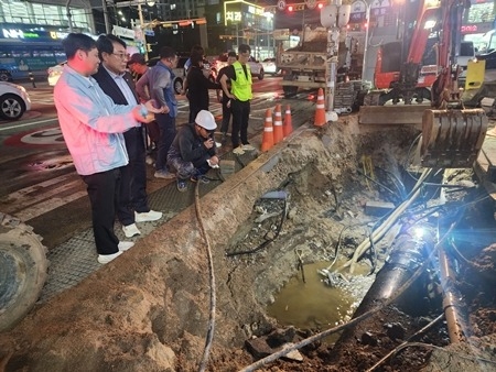 조성대 남양주시의회 의장, 평내동 일대 노후 상수도관 교체 현장 점검(사진1).jpg
