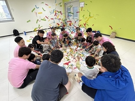 (1020)[보육정책과]남양주시, 아빠육아학교‘무지개 물고기 유부초밥 만들기’로 아빠의 육아참여 확산(사진).jpg