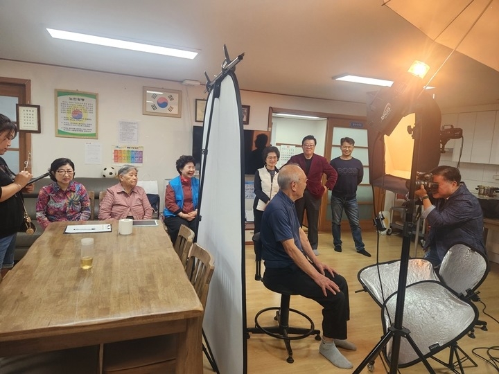 [전달보도자료]하남시 덕풍2동 주민자치회, 주민자치 활성화 사업 ‘장수사진 촬영 행사’ 성황리 마쳐.jpg