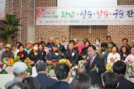 (1028)[수동면]주광덕 남양주시장, 수동면 장애인 및 어르신 합동 잔치 찾아 응원(사진1).jpg