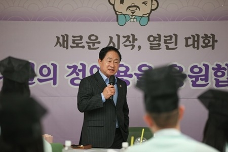 (1031)[인사과]정약용의 도시 남양주, 다산 정신을 잇는 신규공직자 교육 성료(격려말씀을 전하는 주광덕 시장).jpg
