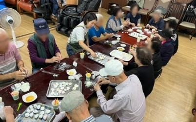 (1001)[남양주보건소 건강증진과]남양주시 치매안심센터, 추석맞이 치매안심마을 어르신들과 오색송편 빚기 진행(사진1).jpg width: 100%; height : 150px