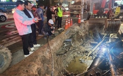 조성대 남양주시의회 의장, 평내동 일대 노후 상수도관 교체 현장 점검(사진1).jpg width: 100%; height : 150px