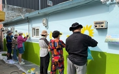 (1017)[도시재생과]남양주시, 주민참여형 도시재생으로 쇠퇴한 골목에 활력을 불어넣다(벽화실습).jpg width: 100%; height : 150px