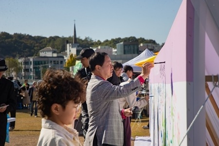 (1102)[문화예술과]남양주 물들인 예술의 향연, ‘제18회 남양주 예술제’ 시민과 함께 빛나다(사진1).jpg