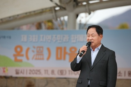 (1109)[복지정책과]주광덕 남양주시장, 북부희망케어센터 ‘온(溫)마을축제’서 나눔문화 확산 함께해(사진1).jpg