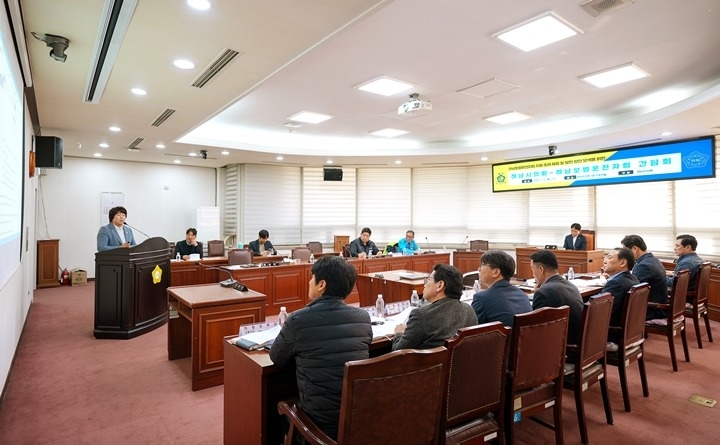 [사진자료] 하남시의회가 지난 13일 하남시의회 소회의실에서 (사)하남모범운전자지회와 간담회를 개최했다.(2) 복사.jpg