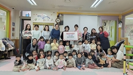 (1118)[별내동 복지지원과]남양주시 별내동 봄샘아이파크어린이집, 아나바다 나눔장터 수익금 기부(사진).jpg