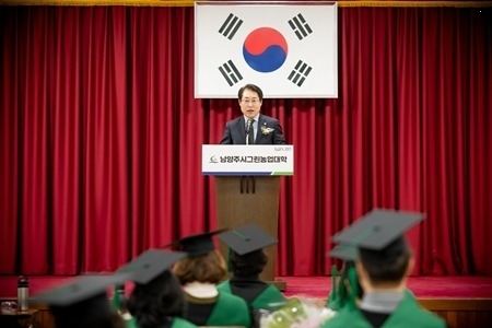 (사진2)남양주시의회, 2025년 남양주시그린농업대학 졸업식 참석.jpg