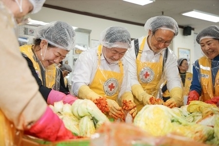 (1119)[복지정책과]대한적십자사봉사회 남양주시협의회와 ‘사랑의 김장 나눔 및 기부금 전달식’ 개최(사진2).JPG