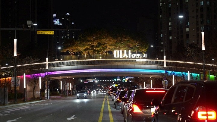 (사진2)미사강변도시 관문에 뜬 ‘무지개’… 하남시, 생태다리 경관조명 운영.jpg