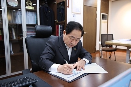 (1125)[환경정책과]남양주시, 팔당 규제 헌법소원 27일 선고 앞두고 주민 생존권 회복 기대(서명하는 주광덕 시장).jpg