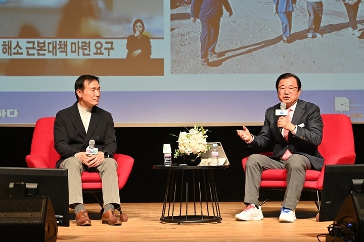 (사진2)'원팀' 이현재시장 ·임태희교육감, 토크콘서트서 교육지원청 신설 '0순위' 추진 약속.jpg