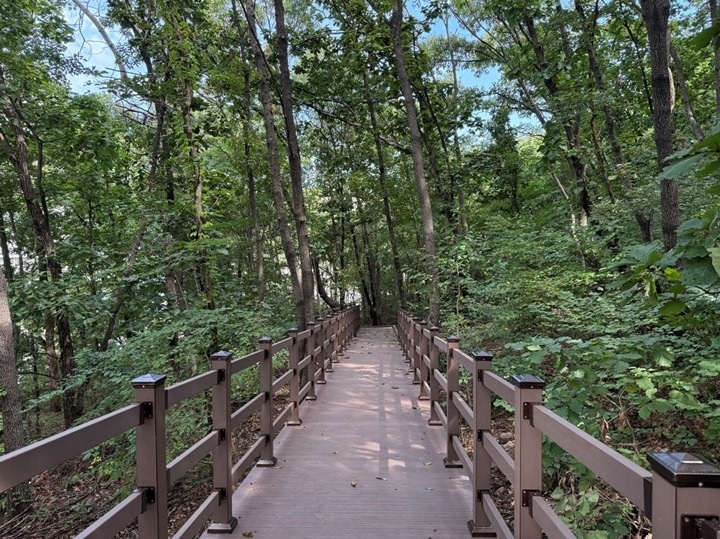 (사진)도심 속 쉼터 확대… 하남시 황산숲 데크로드 12월부터 시민 누구나 이용.jpg