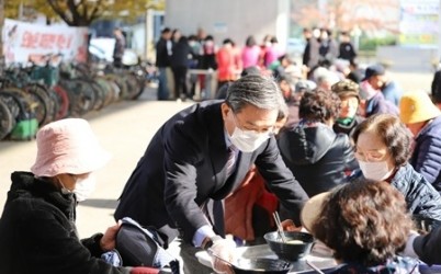 (1110)[체육과]남양주시민축구단, ‘사랑의 짜장차’ 참여…지역 어르신에 온정 전해(사진1).JPG width: 100%; height : 150px