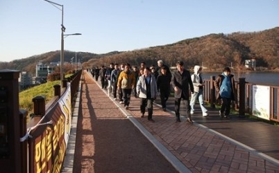 (1117)[정책기획과]남양주시, 시민과 함께 오남읍 도로와 맨발길 로드체킹 추진(사진2).jpg width: 100%; height : 150px