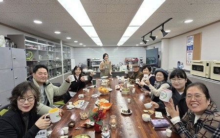 (1202)[남양주보건소 건강증진과]남양주시 치매안심센터, 치매환자가족이 직접 만들어 함께 체험하는 프로그램 큰 호응(사진1).jpg