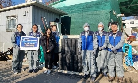 (1203)[복지정책과]한수원(주)팔당수력발전소, 남부희망케어센터에 ‘핫핫(Hot Hot)한 겨울나기’난방연료 전달(사진).jpg