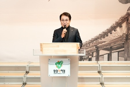 (사진2)남양주시의회, ‘2025년 성탄감사예배 및 성탄 트리 점등식’ 참석.JPG