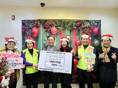 (1210)[화도읍 복지지원과]크레용어린이집, 남양주시 화도읍에 ‘사랑의 저금통’ 기부(사진).jpeg