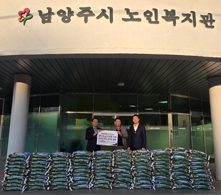 (1210)[노인복지과]남양주시노인복지관, (주)홍현이엔지로부터 쌀 1톤 후원받아(사진).jpg